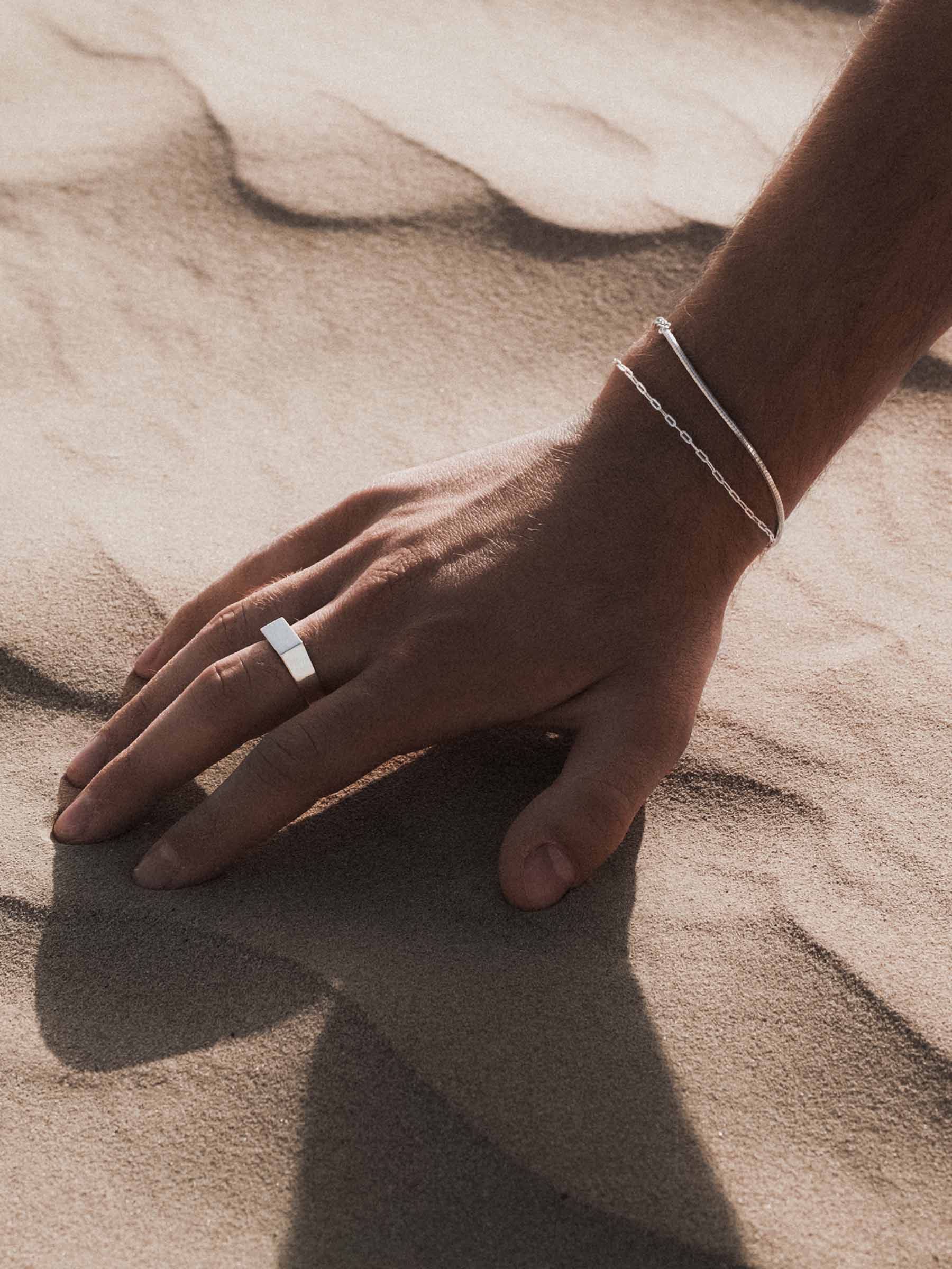 CLIP CHAIN BRACELET IN SILVER - Image 4