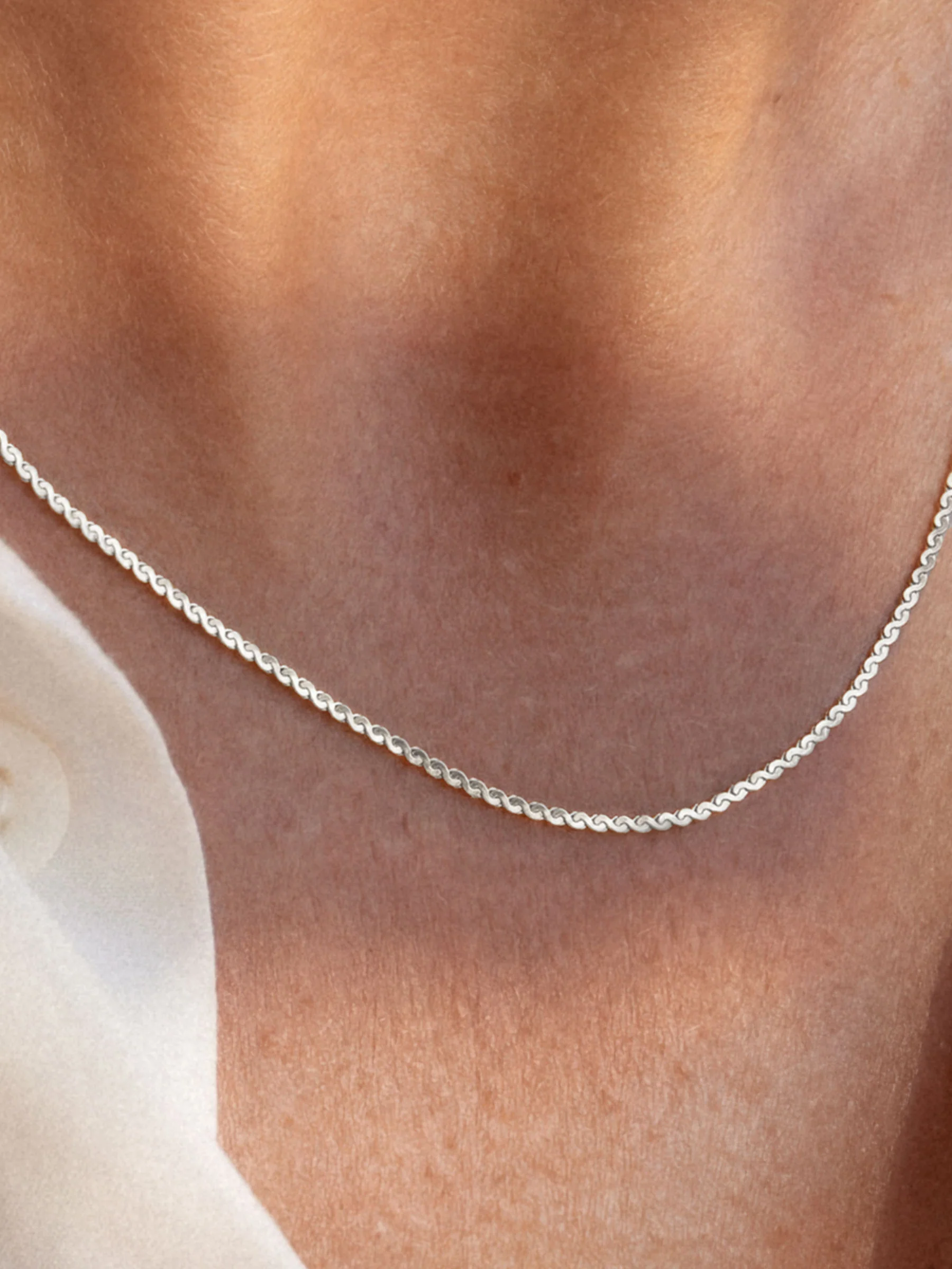 FLUID CHAIN NECKLACE - Image 5