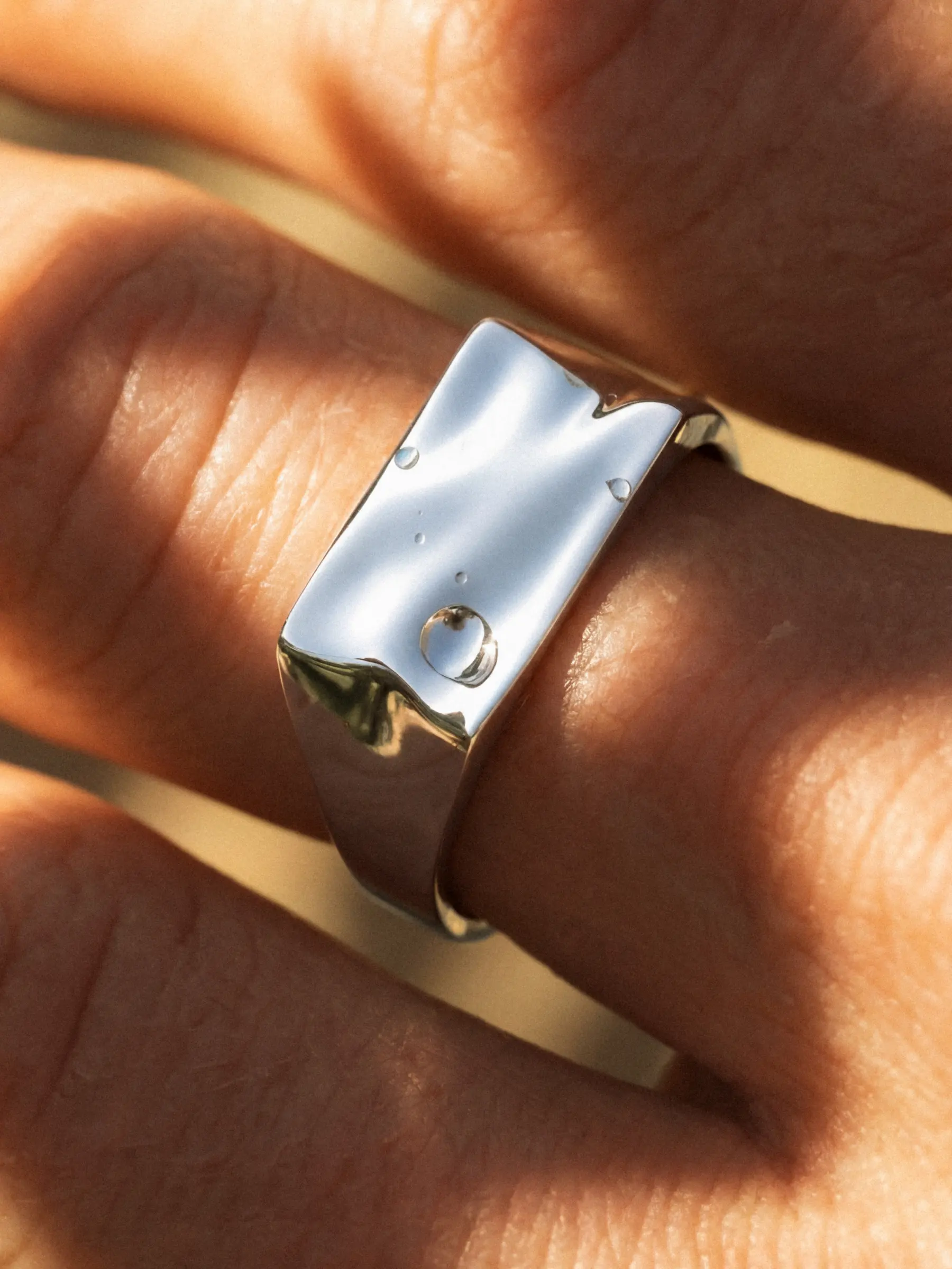 RIPPLE SIGNET RING IN SILVER - Image 3